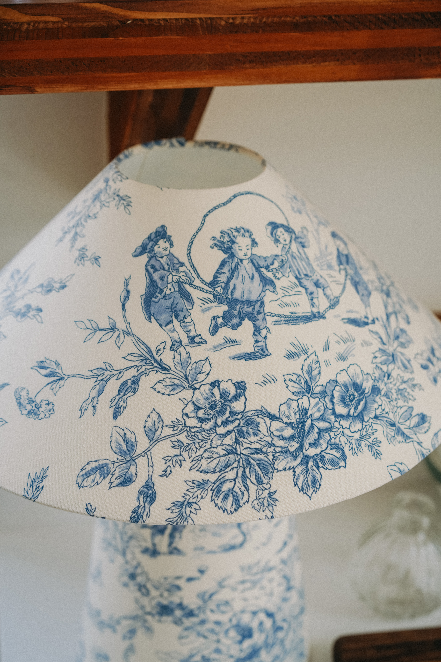 CARMEN - Lampe à poser toile de Jouy bleue – Image 2