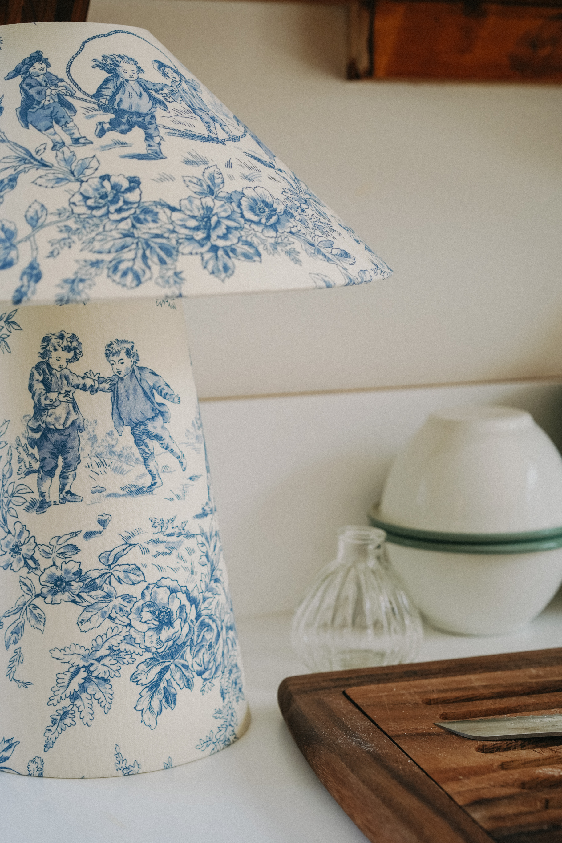 CARMEN - Lampe à poser toile de Jouy bleue – Image 3