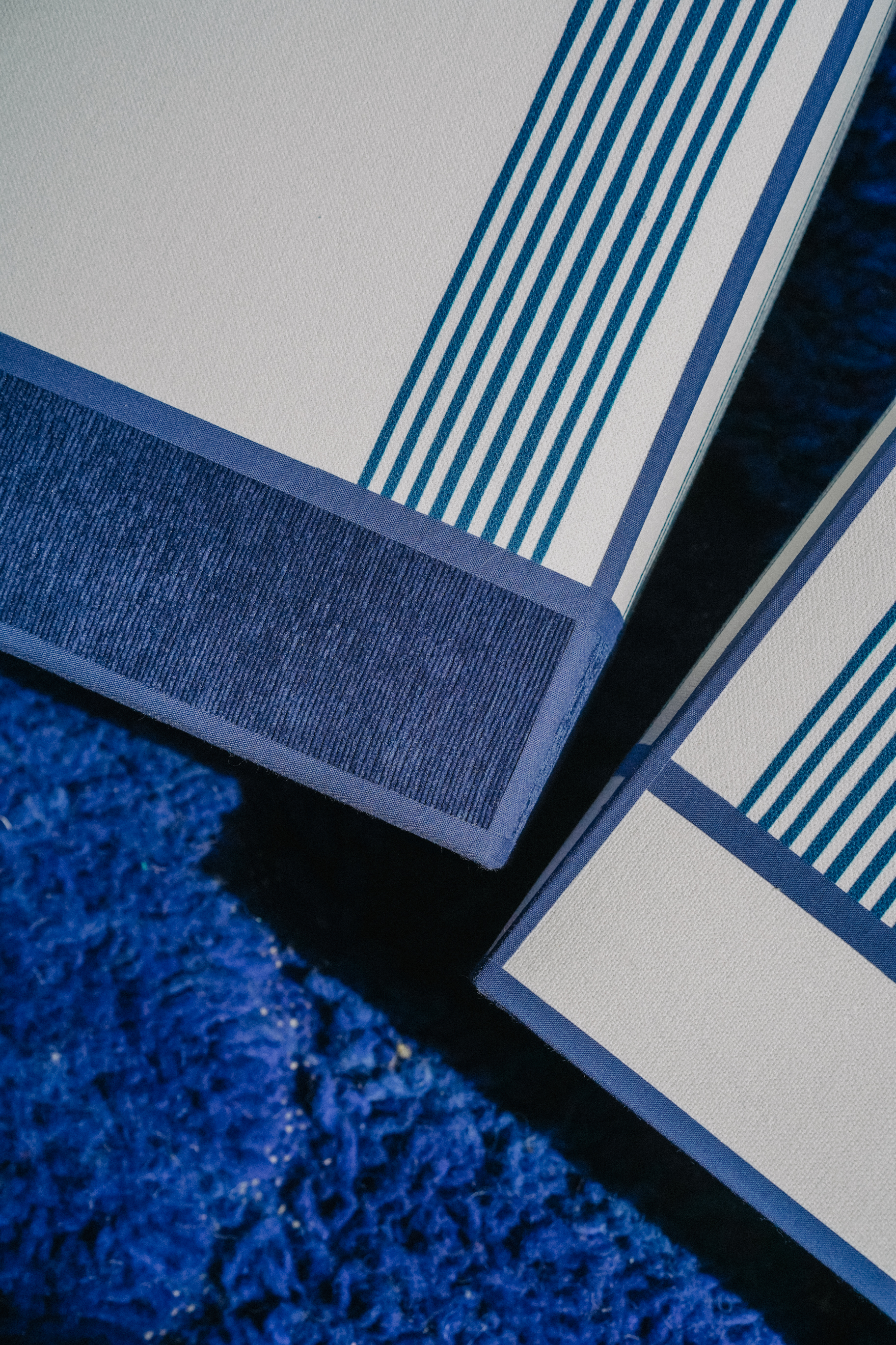 LOUISA - Applique murale rectangulaire blanche finition velours et rayures bleues